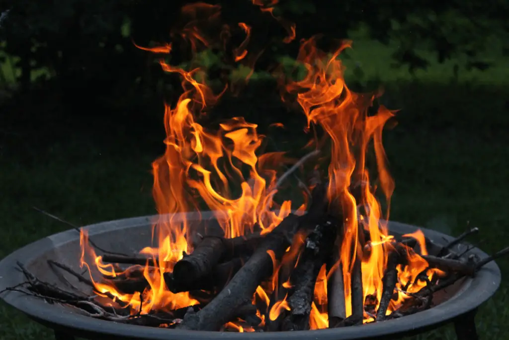 How to build a fire pit on grass?
